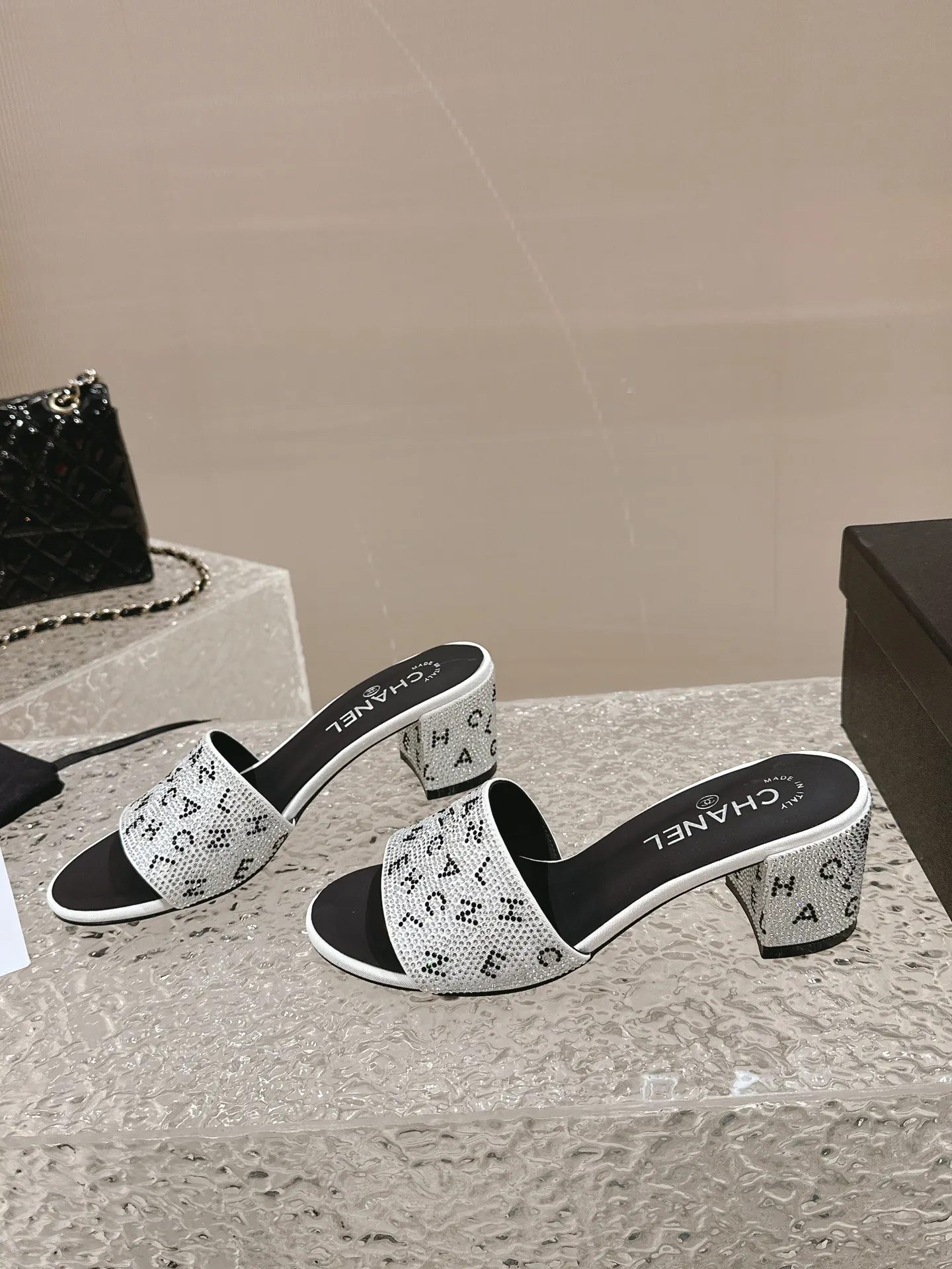 👟👟Ex-factory price 460👟👟 Women's shoes, women's clothing, Xiaoxiang, black rhinestones with large letters, Chanel rhinestone slippers, really such blingbling slippers full of diamonds, both classic and artistic, and can be styled according to your daily style. The characteristic is that the hot diamonds are particularly shiny. They are made with heavy craftsmanship and are not easy to fall off. They have a sexy and versatile temperament for ladies. Color: black, white. Heel height 5 cm. 35-41